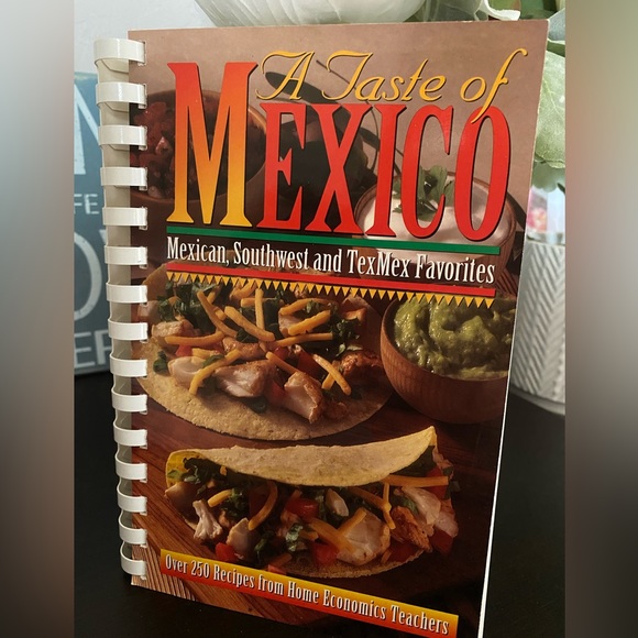 π½οΈπ RETIRED COLLECTIBLE COOKBOOK BUNDLE! SET OF 4! NEVER USED! - Picture 7 of 7